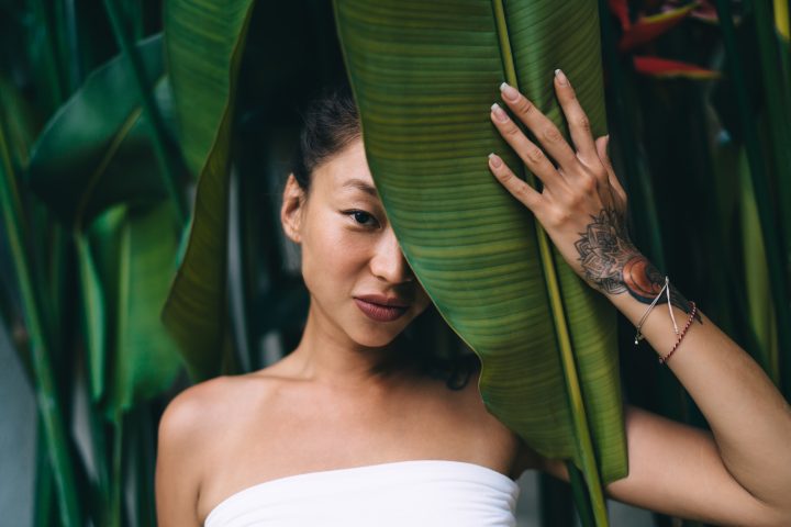 femme tatouée sur la main