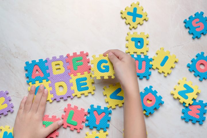 enfant s'amusant avec alphabet