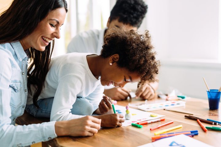 Enfant créatif joyeux 