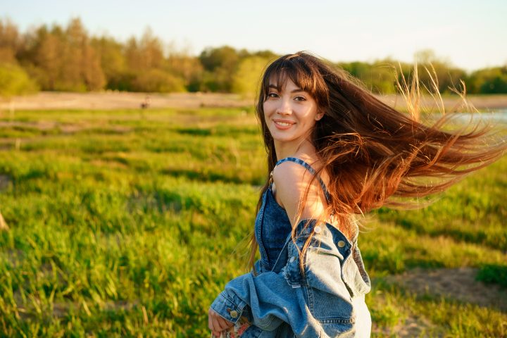 femme souriante avec de jolis cheveux en bonne santé