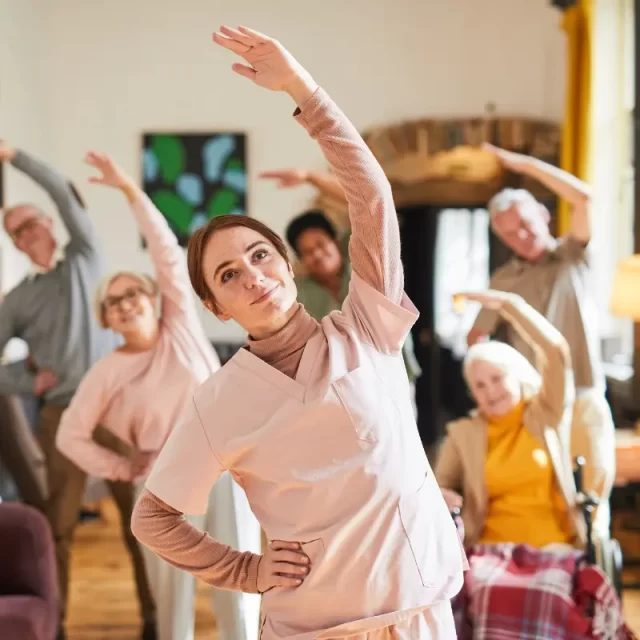 un cours de yoga en maison de retraite